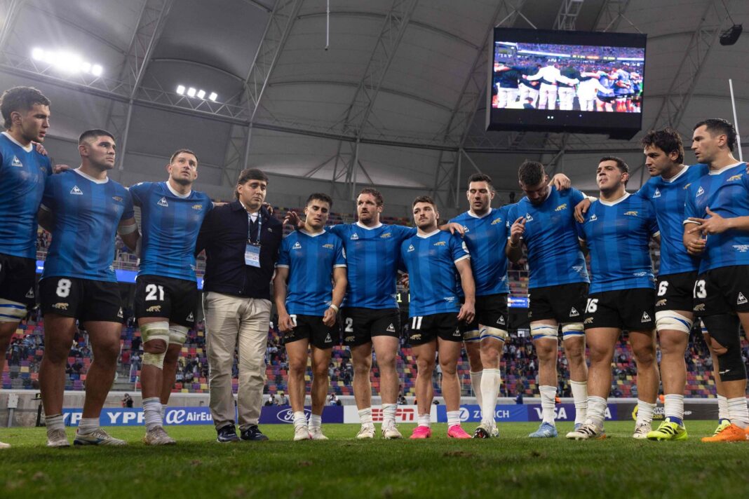 Jugadores de Los Pumas en formación durante un partido de rugby