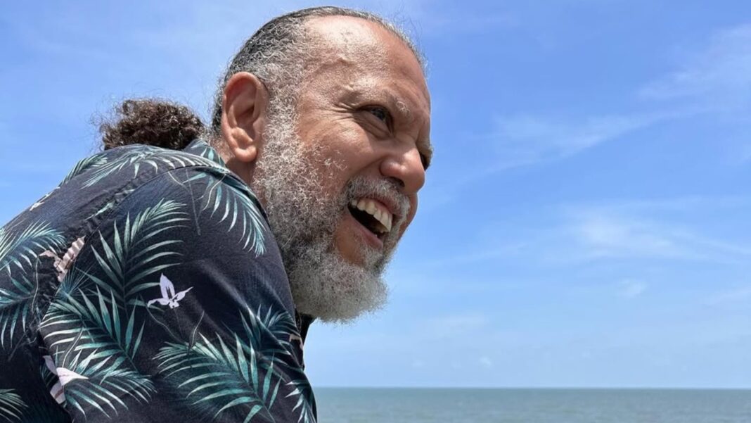 Fotografía de Alberto Linero generada con inteligencia artificial, sin barba y con cabello corto