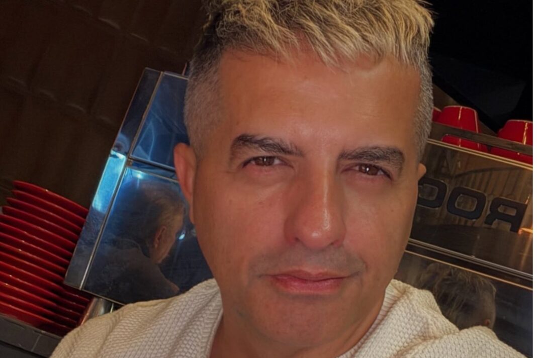 Ángel de Brito frente a un departamento remodelado