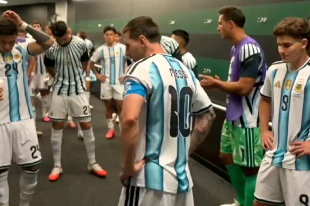 Lionel Messi arengando a sus compañeros en el túnel antes del segundo tiempo del partido Argentina vs España