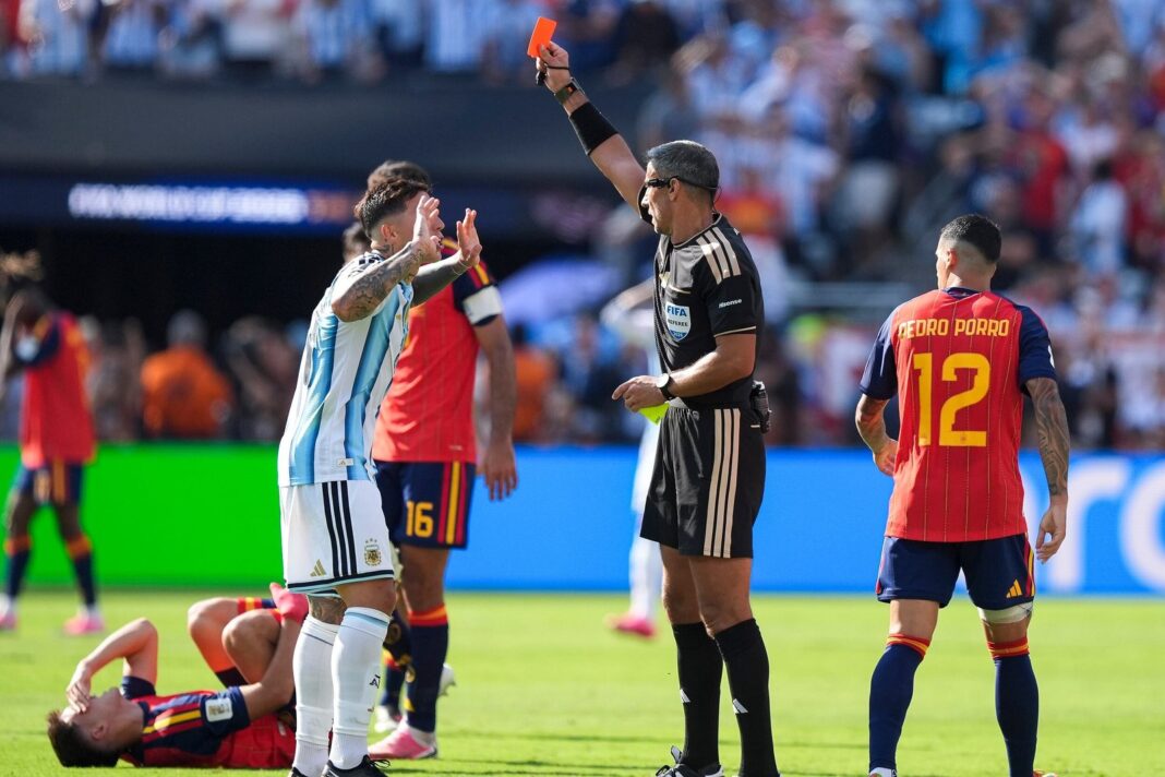 Enzo Fernández recibe la segunda tarjeta amarilla del árbitro Slavko Vincic durante la final del Mundial 2026 entre Argentina y España