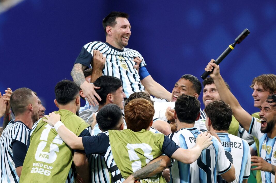 Jugadores de la selección argentina celebrando un gol en el partido contra Egipto
