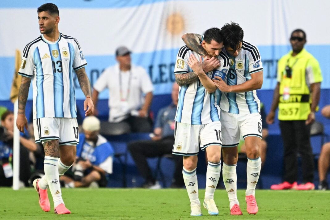 Jugadores de la selección argentina celebrando la victoria ante Cabo Verde en el Hard Rock Stadium de Miami