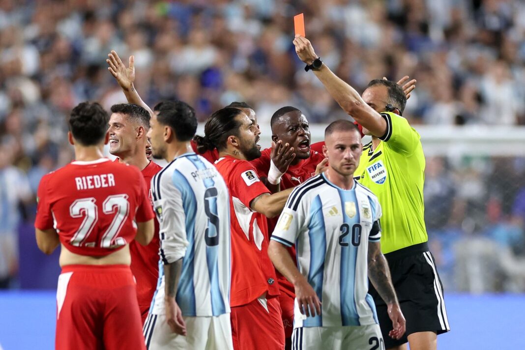 Jugadores de Argentina y Suiza en el campo durante el partido de cuartos de final del Mundial 2026