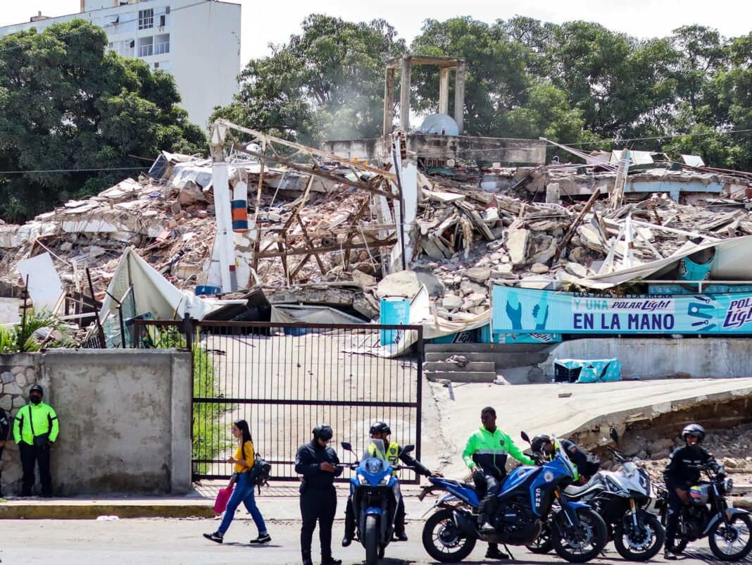 Edificios colapsados tras el terremoto en la costa central de Venezuela