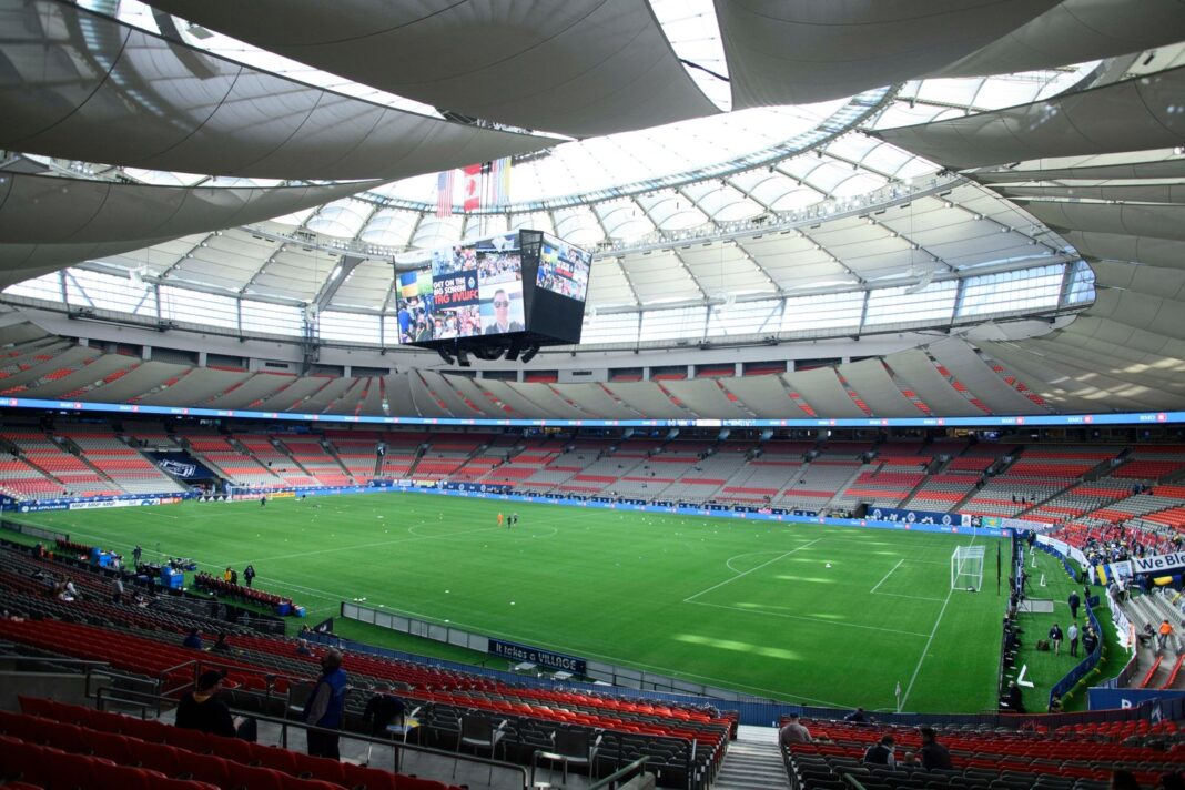 Vista interior del estadio BC Place Vancouver con techo retráctil abierto durante el Mundial 2026