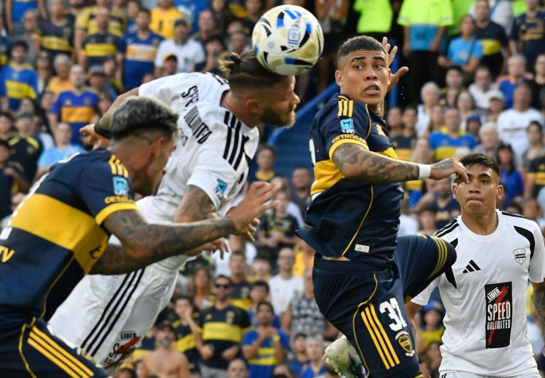 Jugadores de Boca Juniors en el estadio Guillermo Laza antes del partido contra Deportivo Riestra