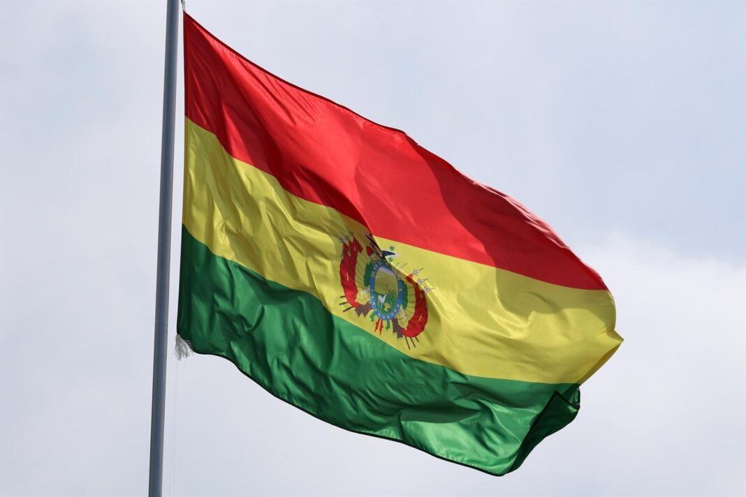 Mapa de Bolivia y Rusia con banderas