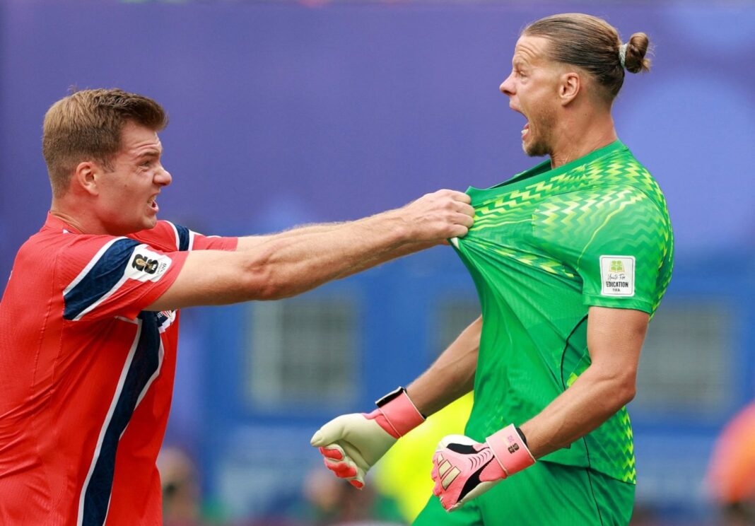 Arquero Örjan Nyland atajando un penal durante el partido Brasil vs Noruega en el Mundial 2026