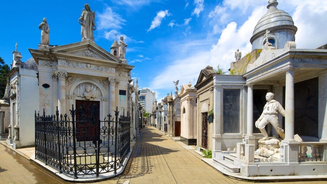 Vista del Cementerio de la Recoleta con mausoleos y esculturas