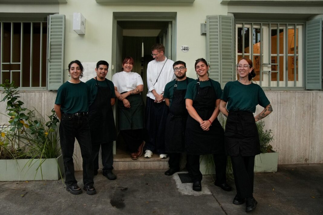 Fachada del restaurante Burdo en la esquina de Delgado y Virrey Arredondo, Colegiales