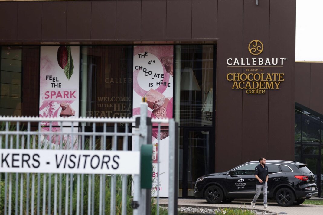 Barra de chocolate sobre granos de cacao