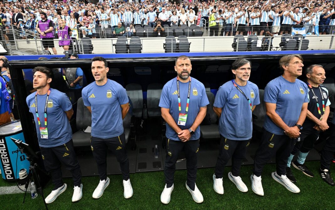 Lionel Scaloni y el cuerpo técnico de la selección argentina durante un partido