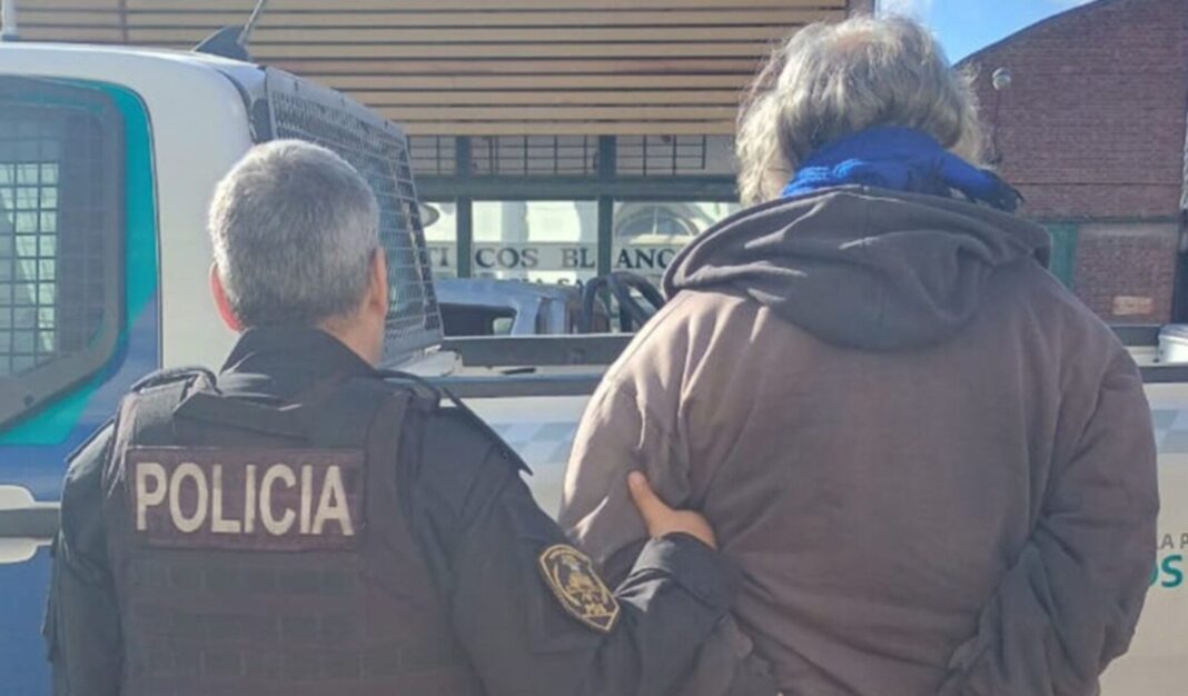 Policía deteniendo a un hombre en la calle en Bahía Blanca