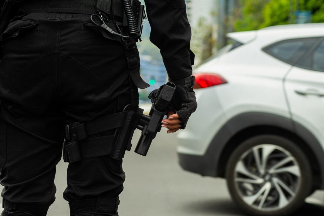 Agentes policiales revisan un contenedor con bloques de cocaína incautados en Ecuador