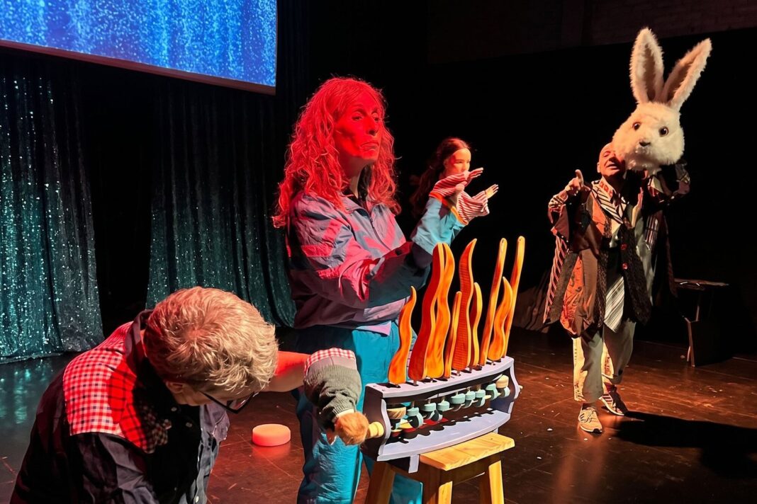 Escena de la obra El descubrimiento del amor con títeres y titiriteros en el Teatro Del Pueblo