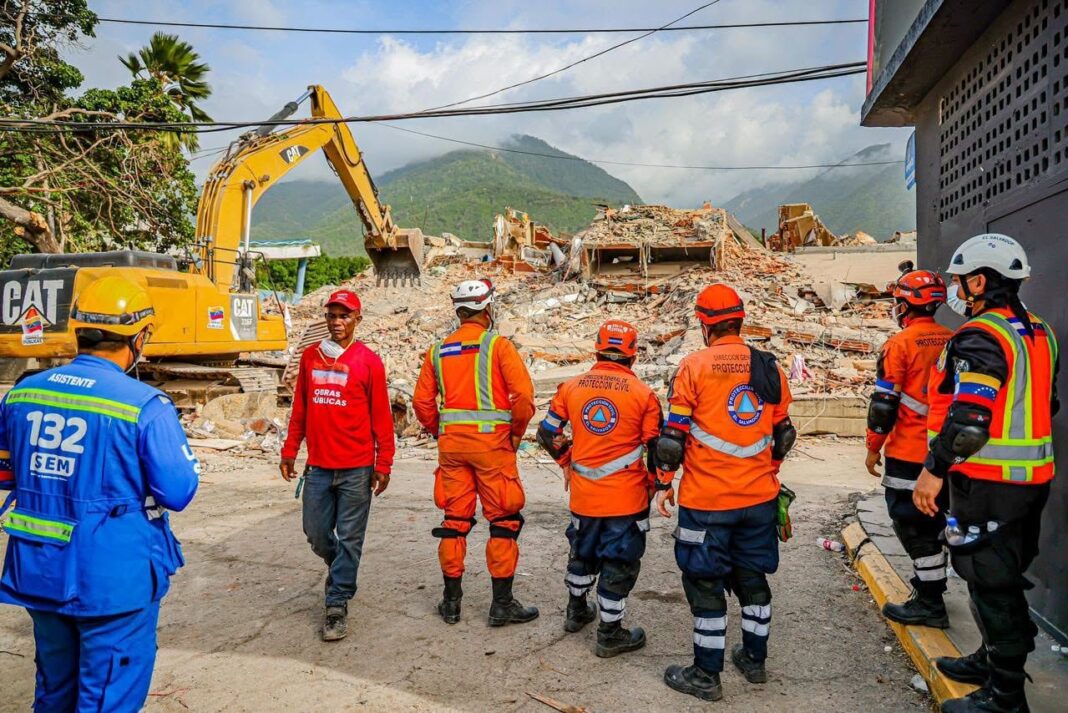 Equipo de USAR El Salvador en Caraballeda, Venezuela, durante operaciones de remoción de escombros