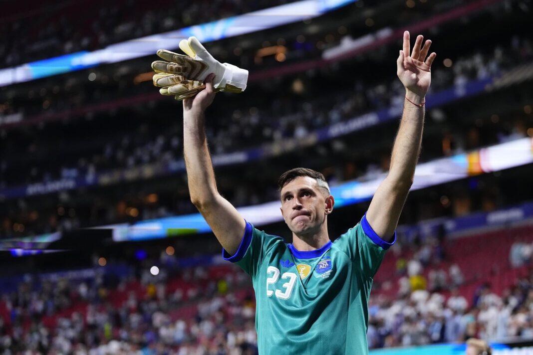 Emiliano Martínez durante la conferencia de prensa previa a la final del Mundial 2026
