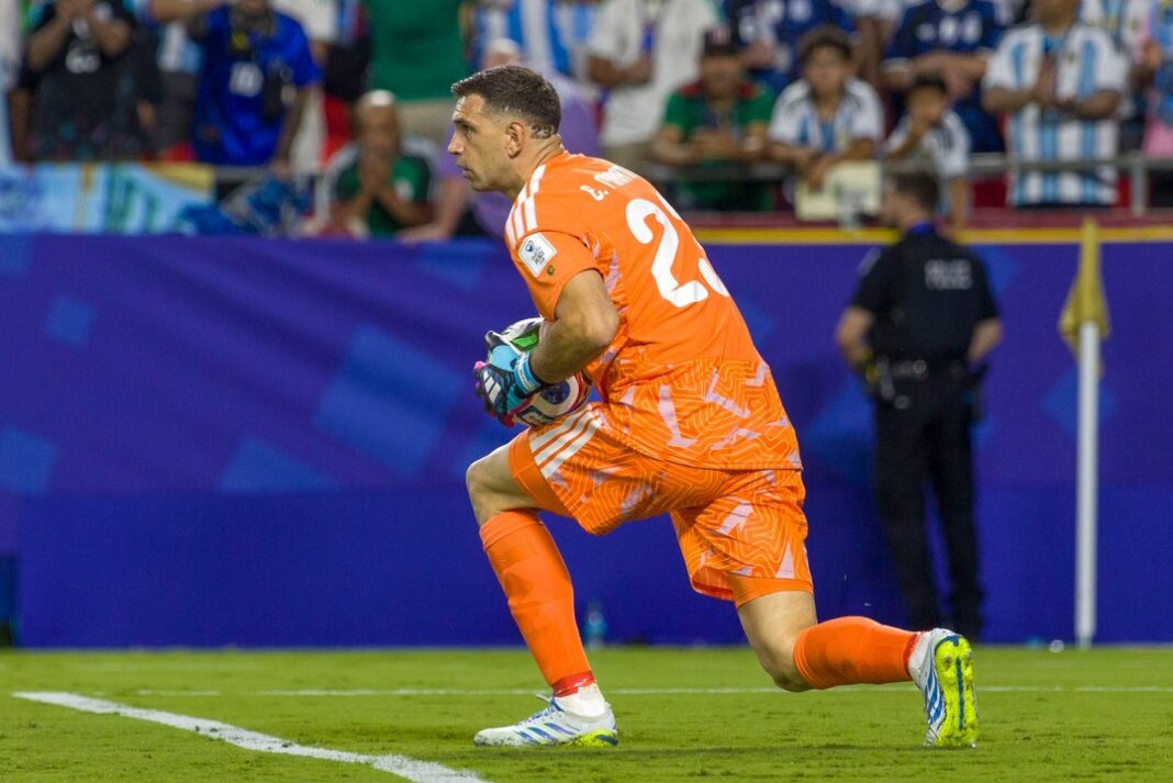 Emiliano Martínez, arquero de la Selección argentina, durante un partido