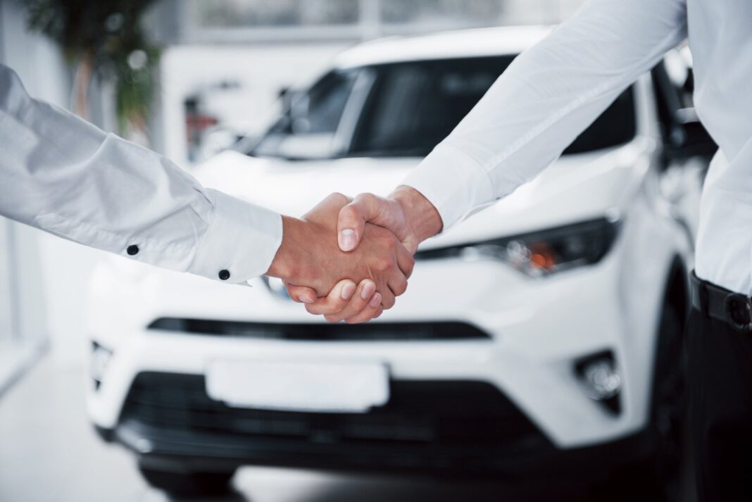 Auto 0km en concesionario con cartel de plan de ahorro