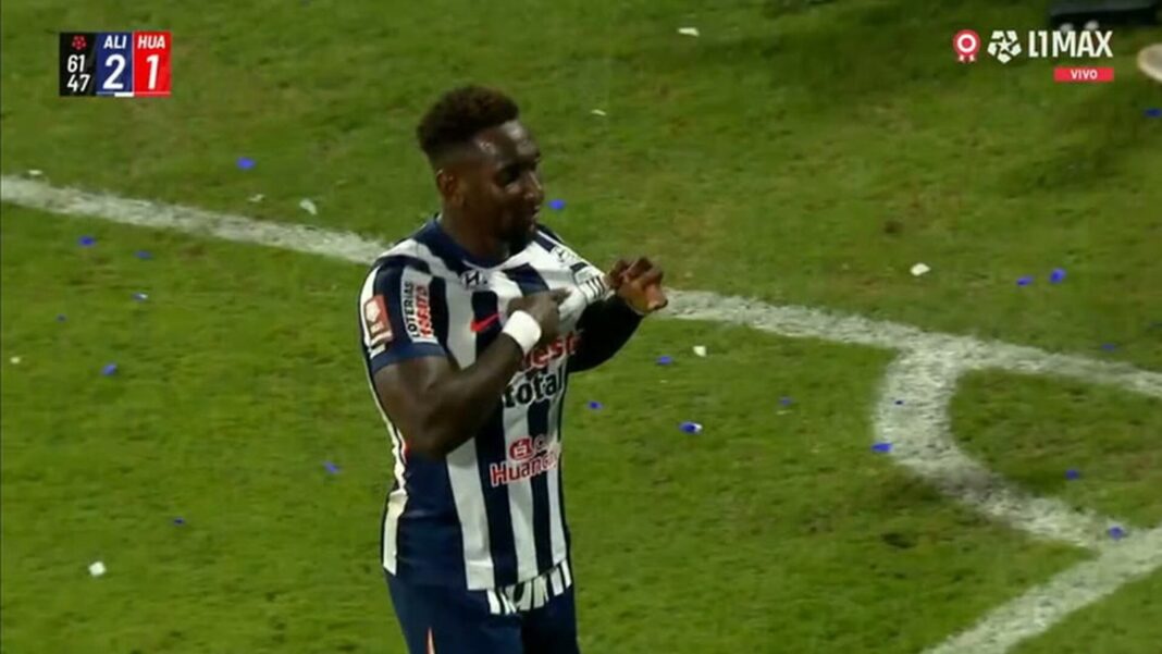 Eryc Castillo celebrando un gol con la camiseta de Alianza Lima