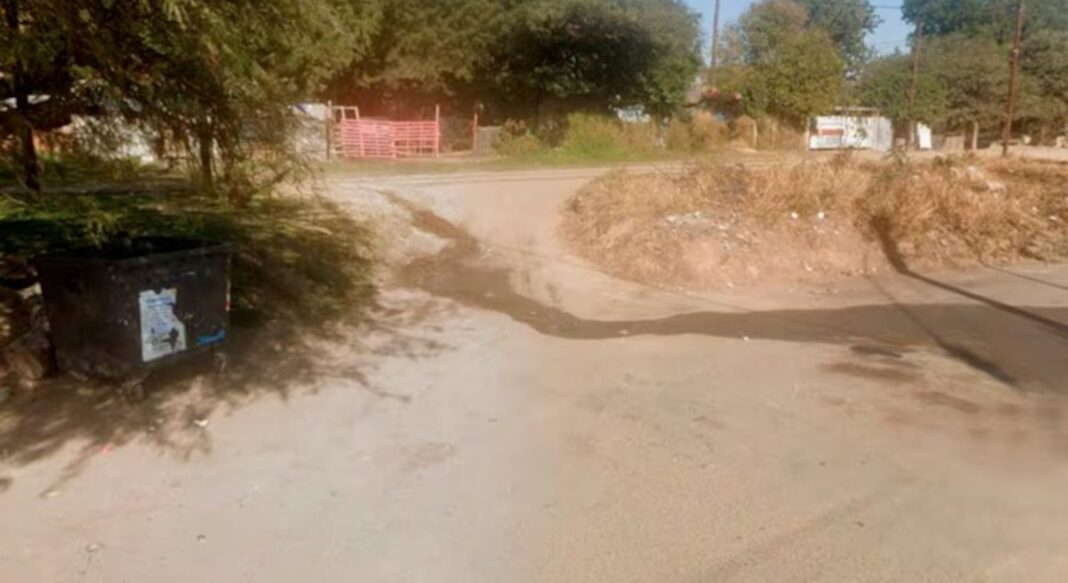 Policía en la puerta de una vivienda en barrio Villa del Milagro, Córdoba