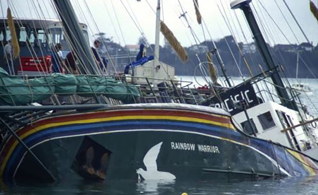 Rainbow Warrior semihundido en el puerto de Auckland tras las explosiones de 1985