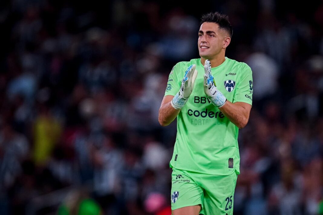 Santiago Mele, arquero uruguayo, posa con la camiseta de Independiente