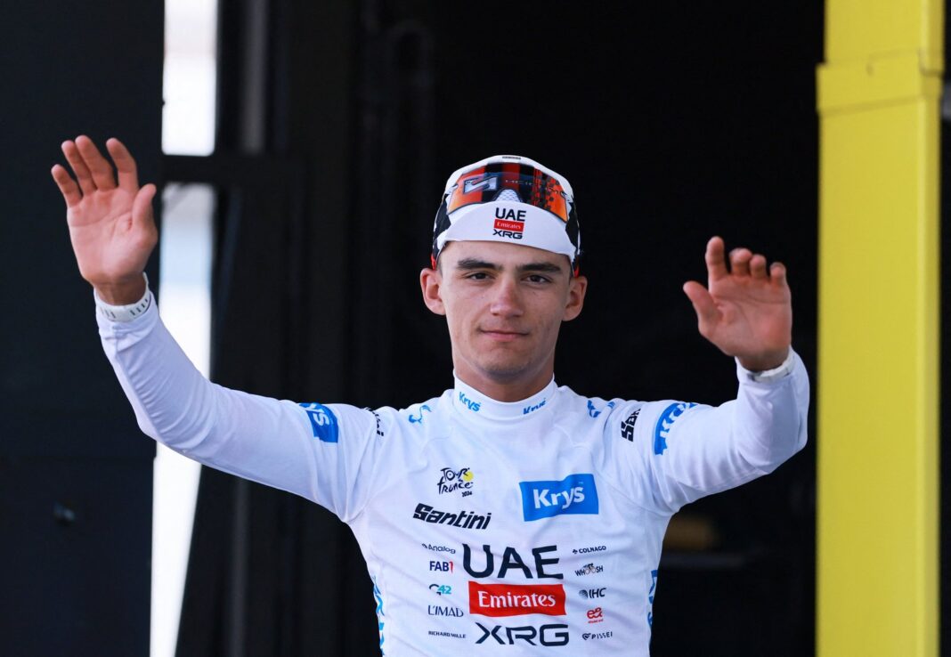 Ciclista Isaac del Toro durante la etapa 13 del Tour de Francia 2026