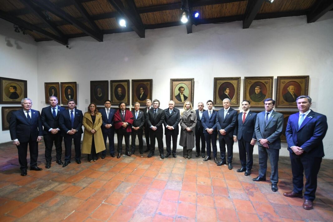 Presidente Javier Milei junto a gobernadores en la Casa Histórica de Tucumán