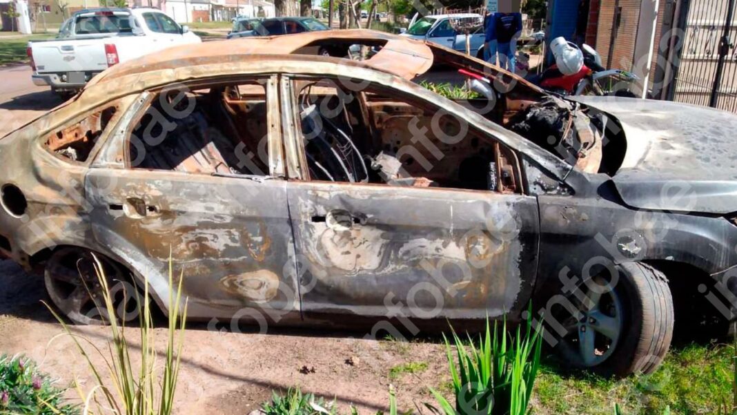 Ford Focus modelo 2012 destruido por incendio en La Plata
