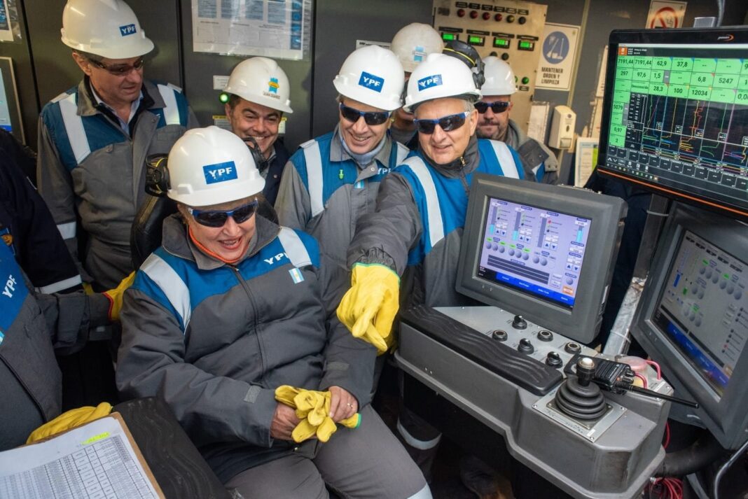 Kristalina Georgieva en el yacimiento Loma Campana de YPF en Neuquén