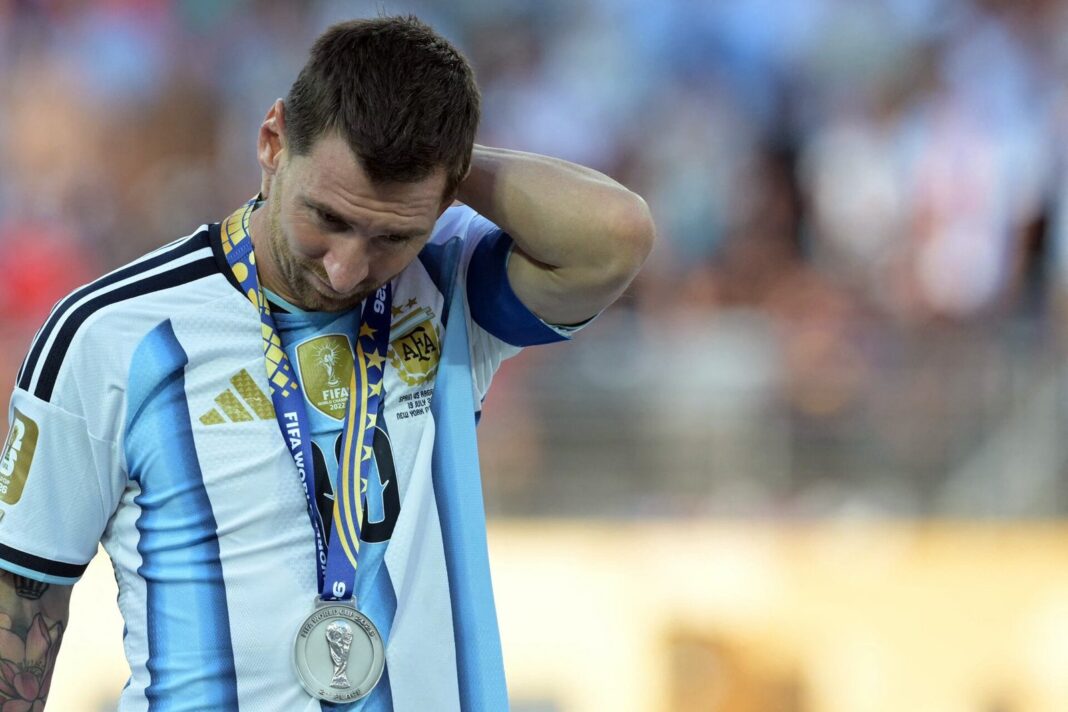 Messi recibe la medalla de subcampeón de manos de Trump e Infantino en el estadio MetLife