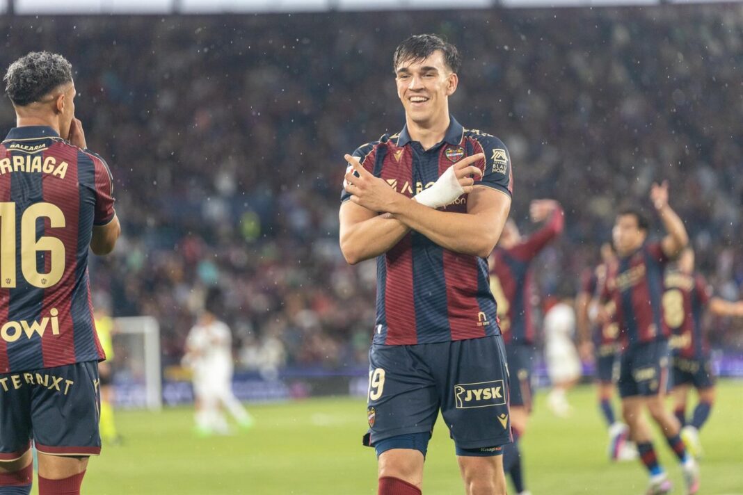Carlos Espí, delantero del Levante UD, durante un partido
