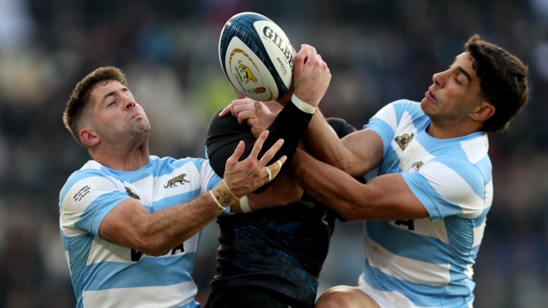 Los Pumas formados en la cancha del Estadio Único Madre de Ciudades