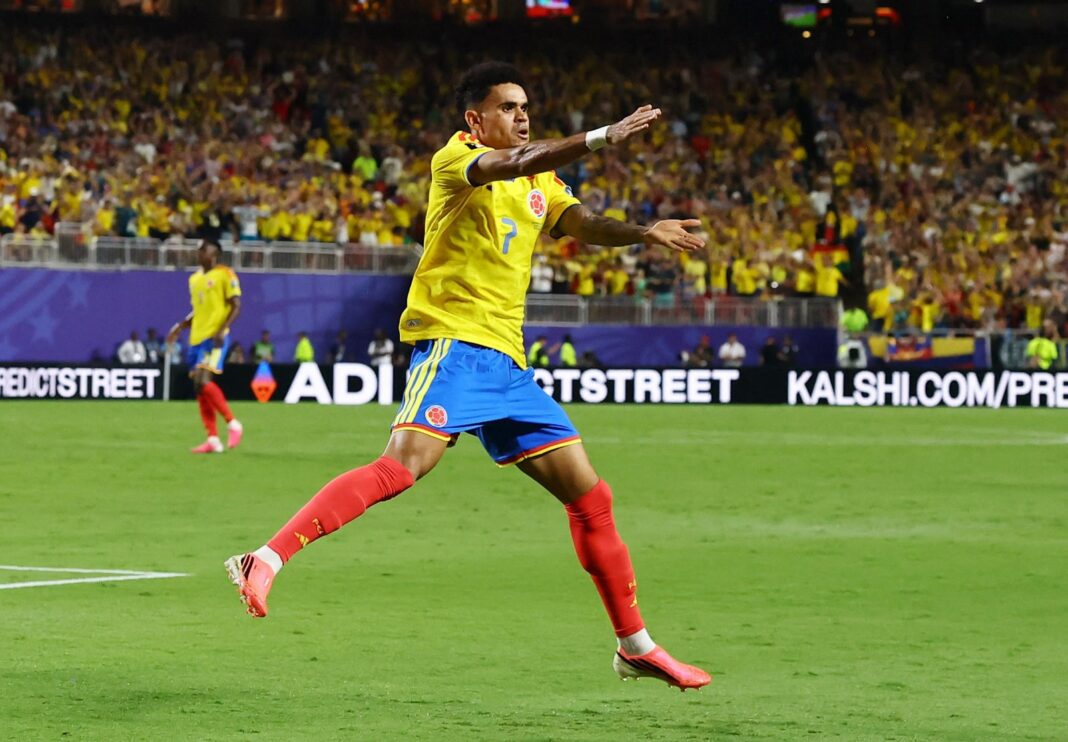 Luis Díaz celebrando con el premio al mejor jugador del partido Colombia vs Ghana Mundial 2026