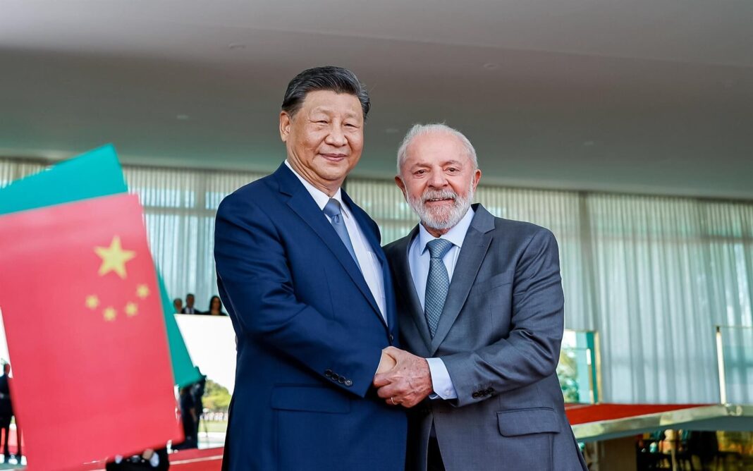 Presidentes Lula da Silva y Xi Jinping durante conversación telefónica