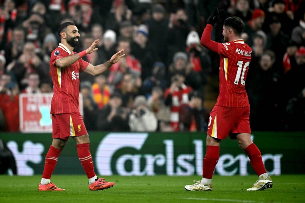 Alexis Mac Allister y Mohamed Salah durante un partido con Liverpool
