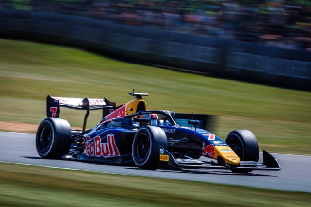 Mattia Colnaghi en el circuito de Spa-Francorchamps durante una carrera de Fórmula 3