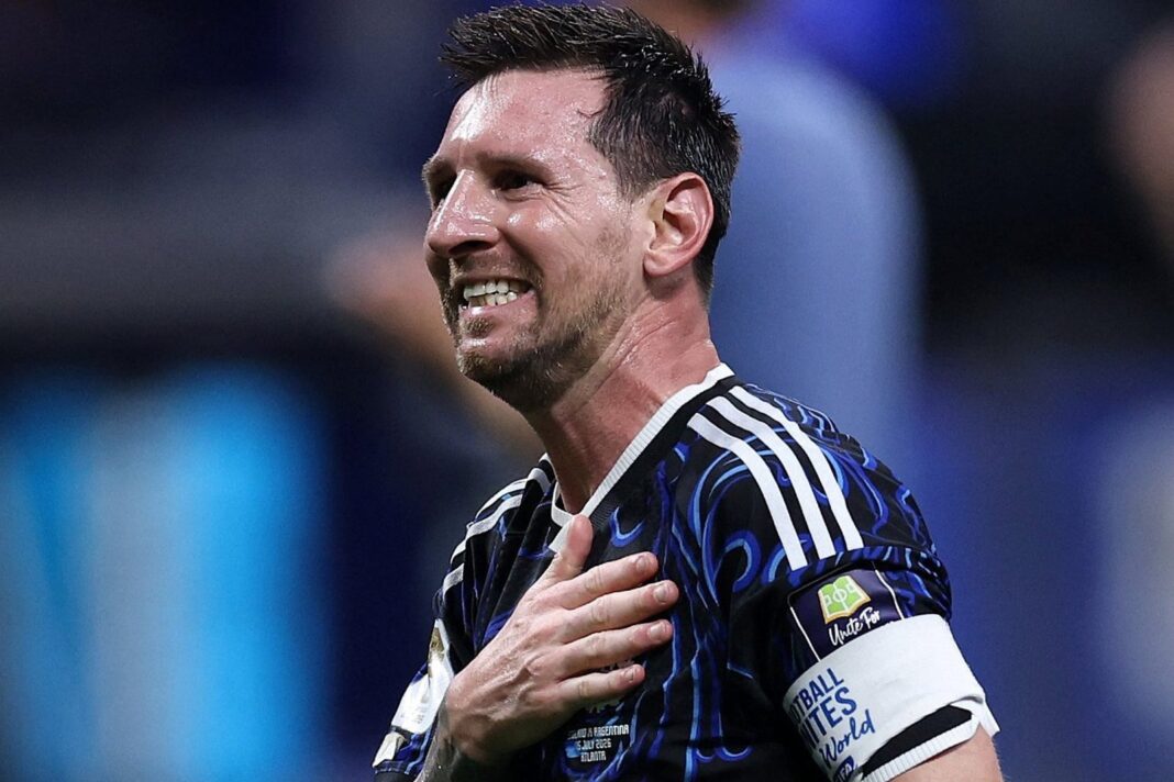 Lionel Messi junto al plantel de la selección argentina en la concentración en Nueva York