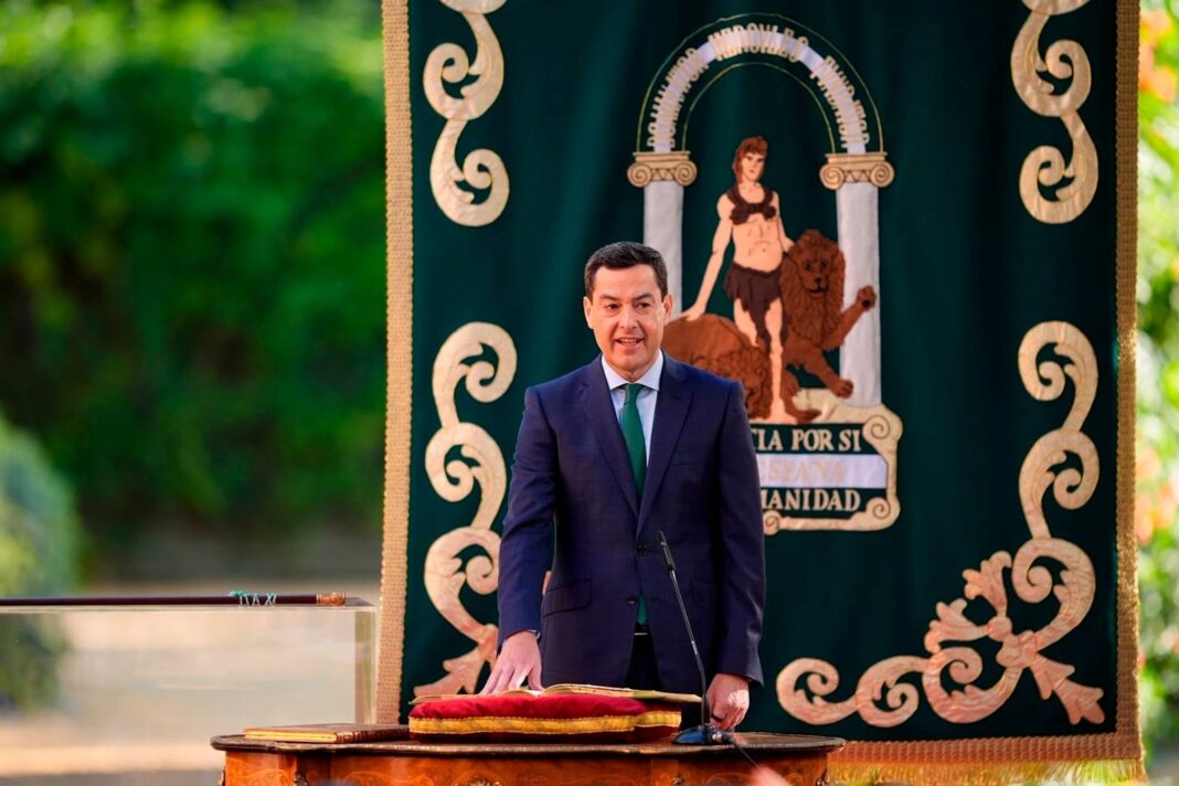 Juanma Moreno durante su discurso de toma de posesión en los jardines del Palacio de San Telmo