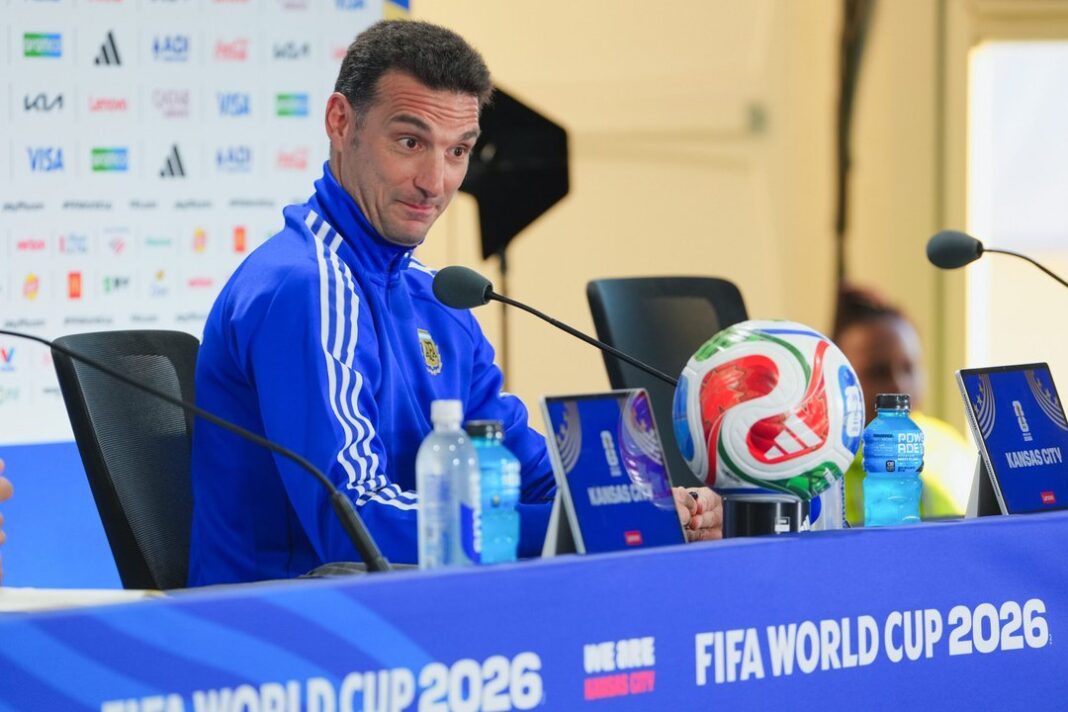 Lionel Scaloni durante un entrenamiento de la Selección argentina previo al partido contra Inglaterra por el Mundial 2026