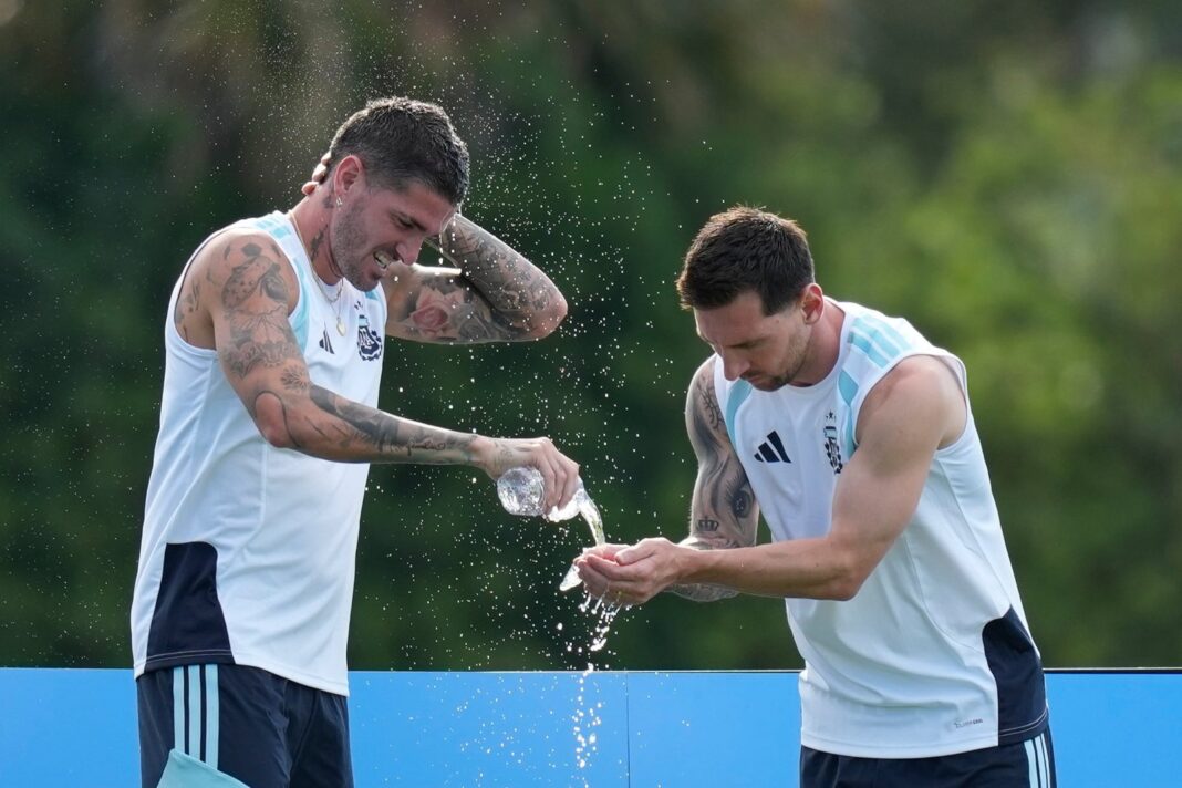 Jugadores de la selección argentina durante un banderazo en Miami previo al partido contra Cabo Verde por el Mundial 2026