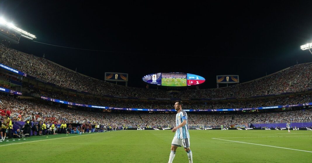 Estadio con banderas de Argentina e Inglaterra previo al partido de semifinales del Mundial 2026