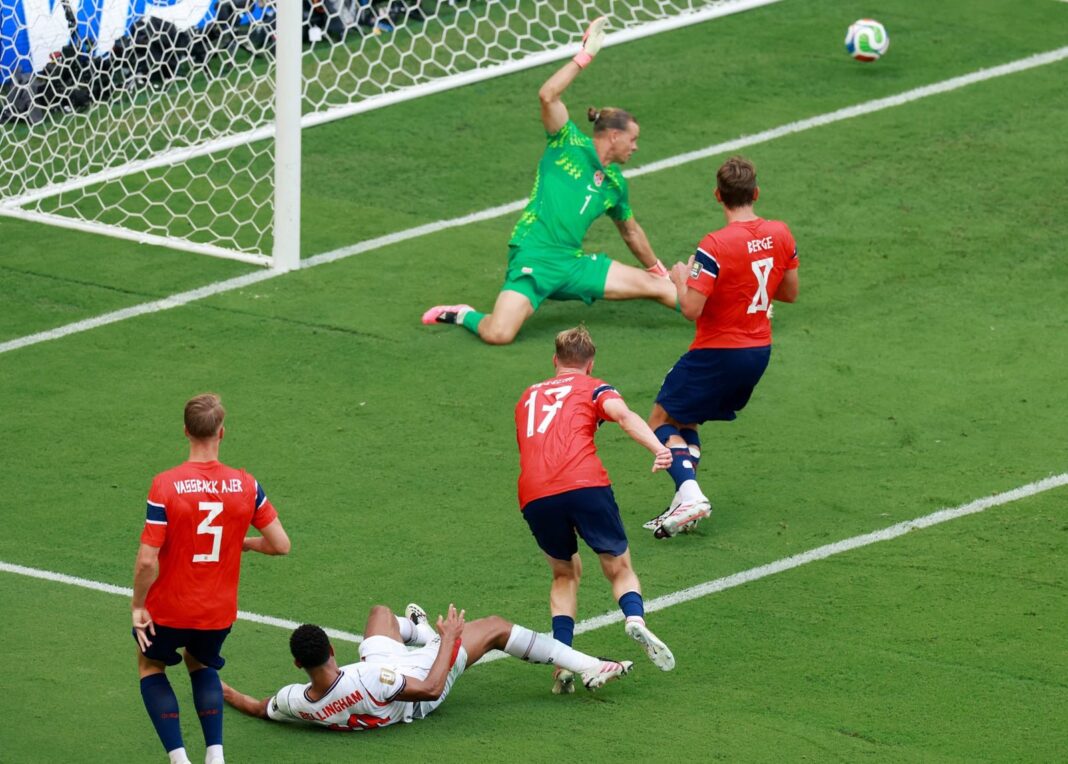 Jugadores de Noruega e Inglaterra durante el partido de cuartos de final del Mundial 2026