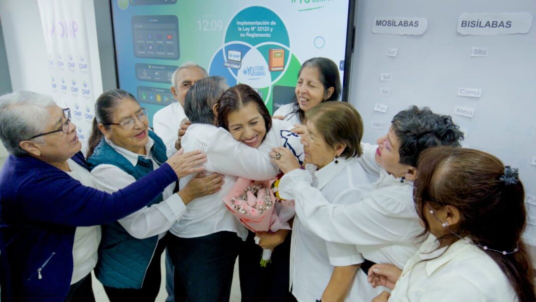 Pensionistas de la ONP homenajean a su docente Antonia Aguilar en el aula de la Yuyaq Casa del Pensionista