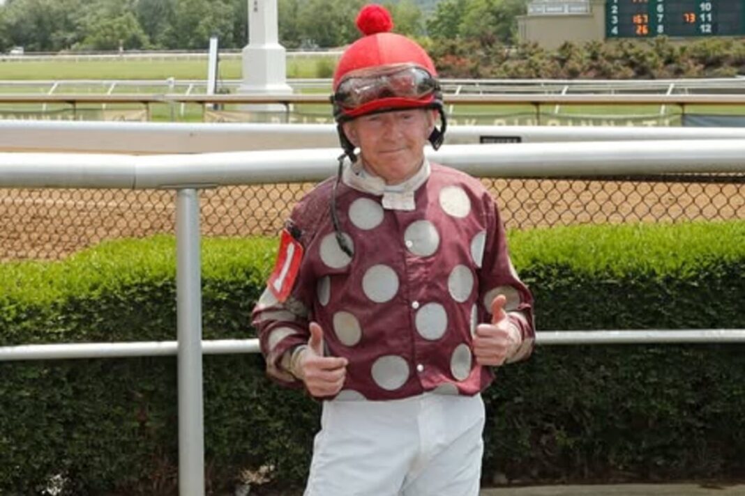 Perry Ouzts montando un caballo en una carrera de turf