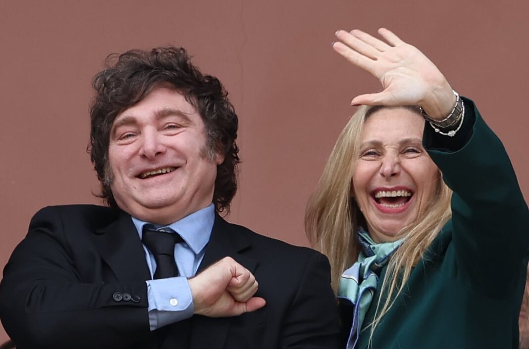 Javier Milei y Karina Milei en un acto político