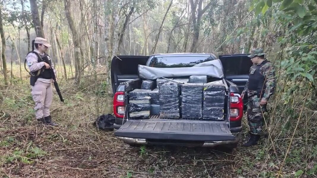 Efectivos de la Prefectura Naval Argentina revisan bultos de marihuana secuestrados en un operativo en El Dorado, Misiones