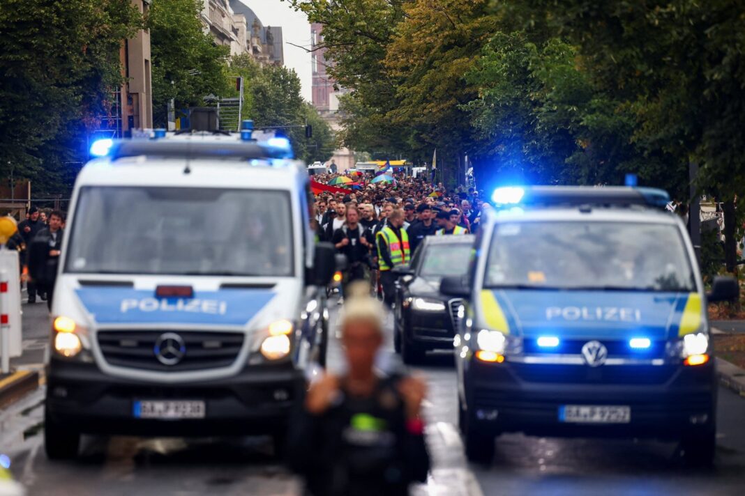 Policía en Berlín durante operativo contra sospechoso de ataque en Orgullo LGBT